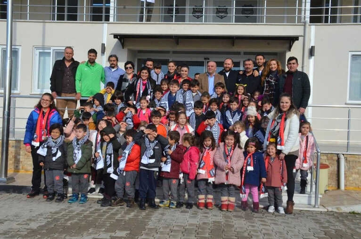 Minik Öğrencilerden Nazilli Belediyespor\'a Ziyaret