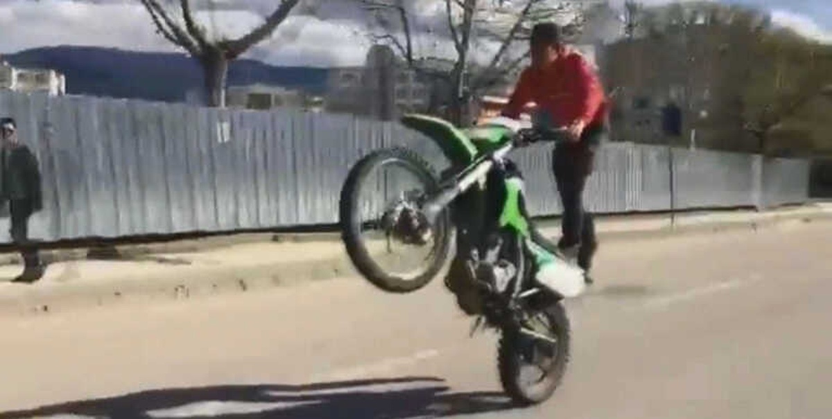 Motosiklet Üzerinde Tehlikeli Gösteri