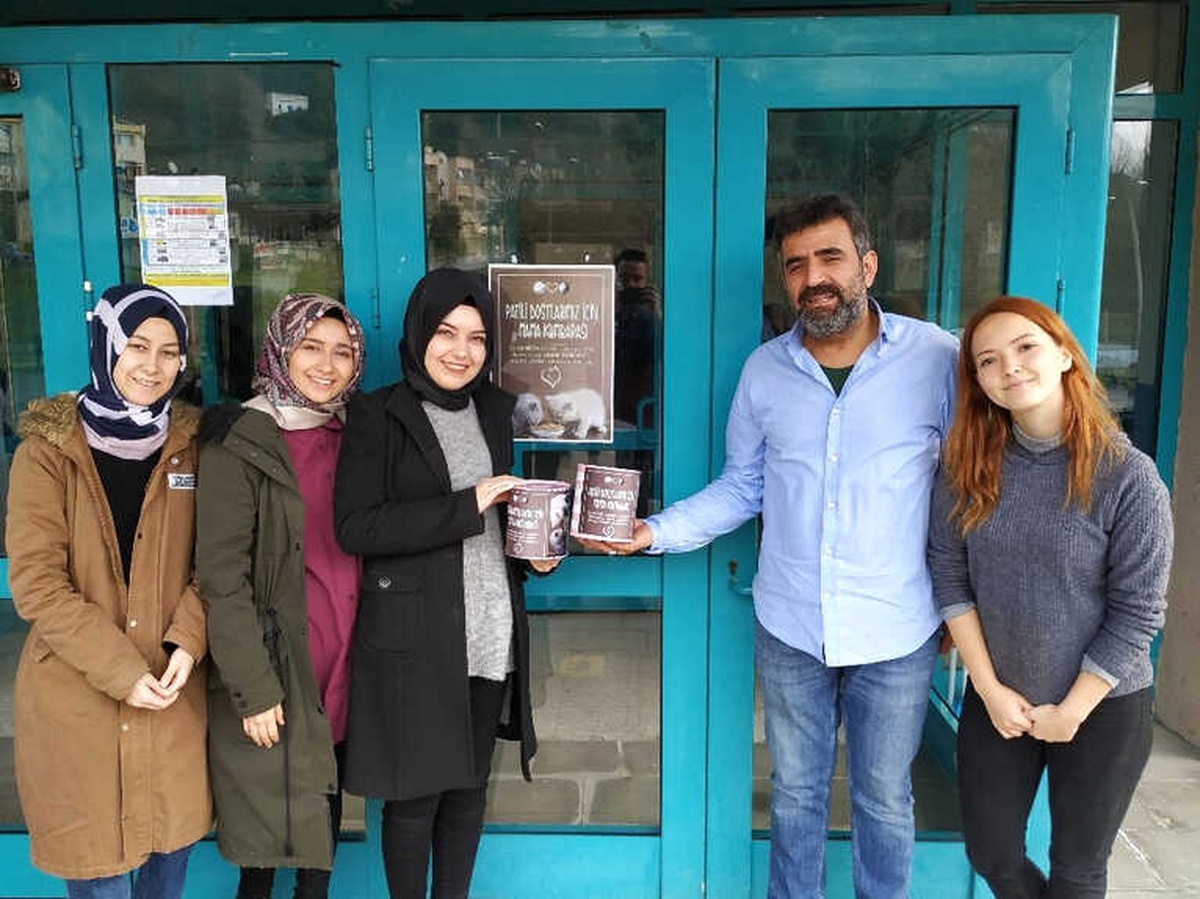 Öğrencilerden Patili Dostlarımız İçin Mama Kumbarası