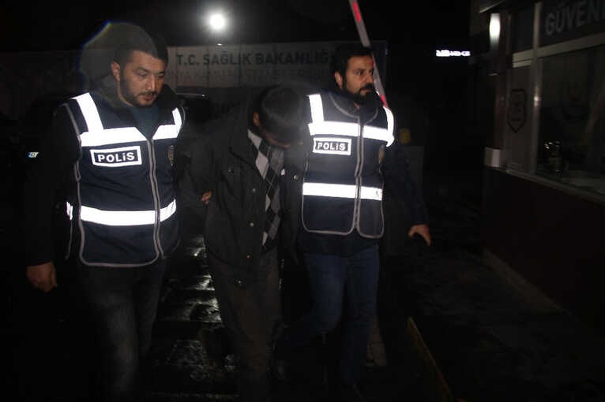 Okul Sıralarının Tahtalarını Kırıp Demirlerini Çaldı
