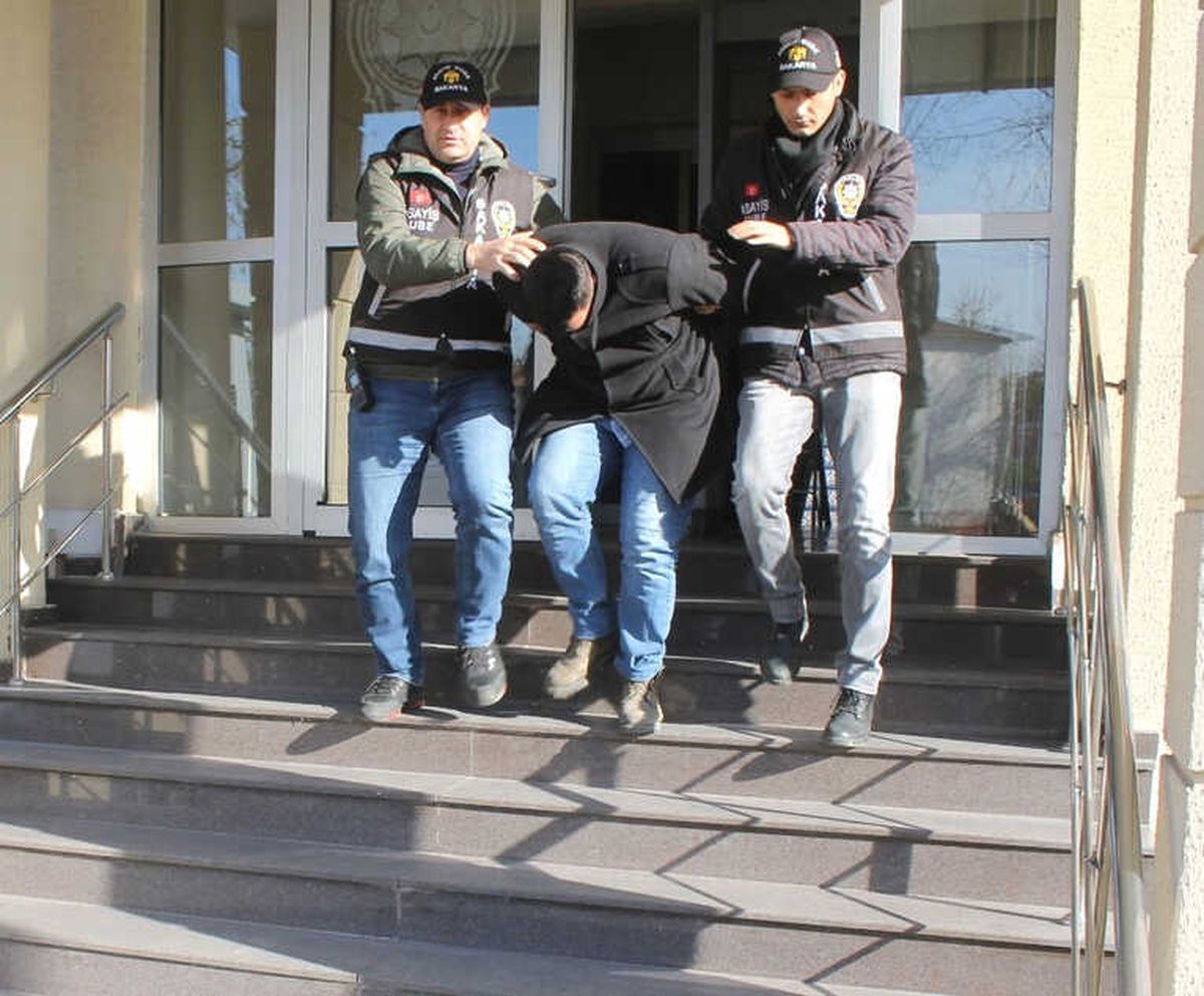 Sakarya\'da 500 Bin TL\'lik Cep Telefonu Çalan 2 Hırsız Yakalandı
