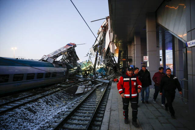 Son Dakika! Ankara'daki Yüksek Hızlı Tren Kazasından İlk Görüntüler Geldi