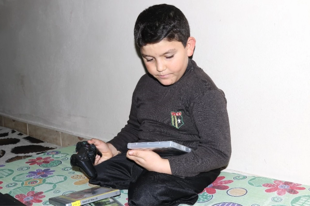 Suriyeli Abdulbasit\'e Oyun Konsolu Hediye Edildi