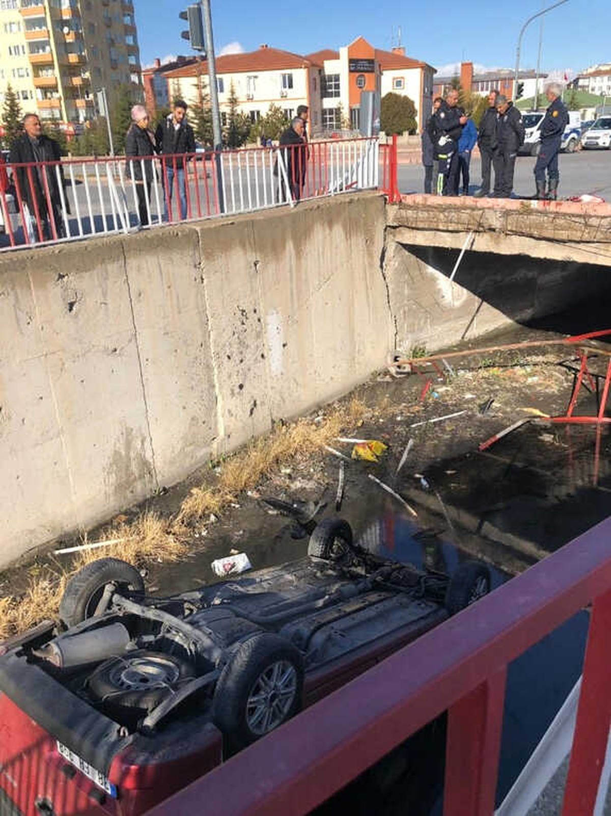 Sürücüsü Kalp Krizi Geçiren Araç Kanala Uçtu