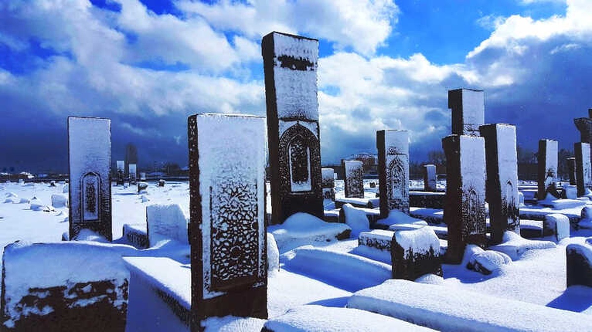 Tarihi Selçuklu Mezarlığı Beyaz Gelinliğini Giydi