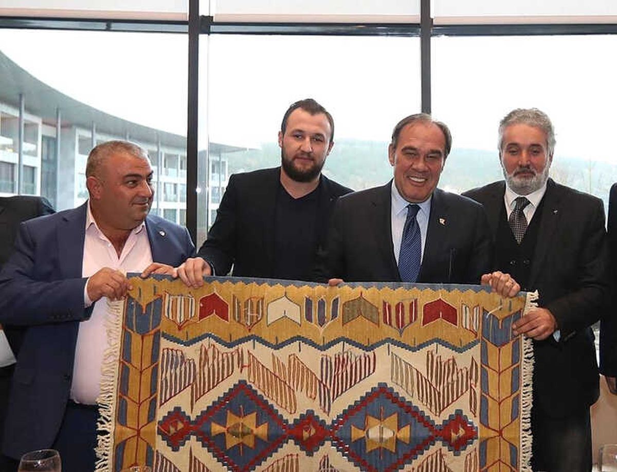 Tff Başkanı Demirören\'e Uşak Kilimi ve Kuzu Postu Hediye Edildi