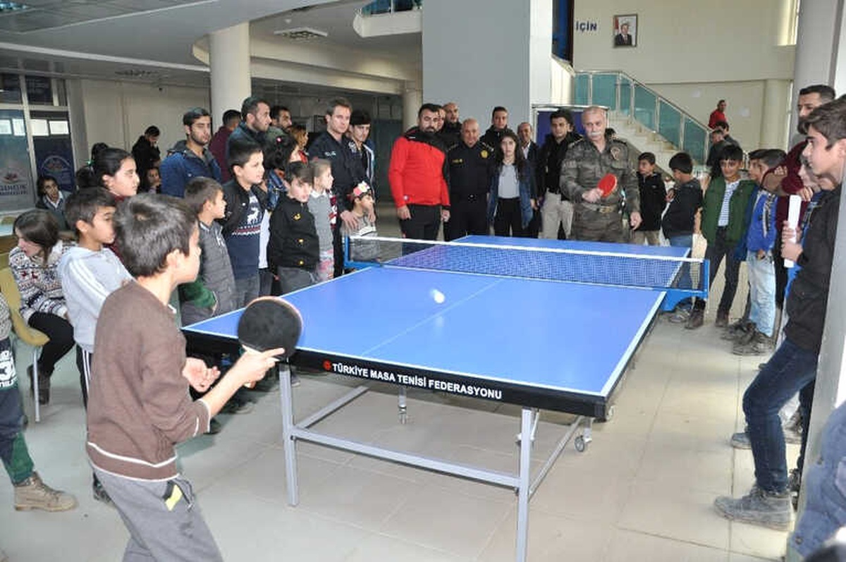 Vali Akbıyık, Öğrencilerle Tenis Oynadı