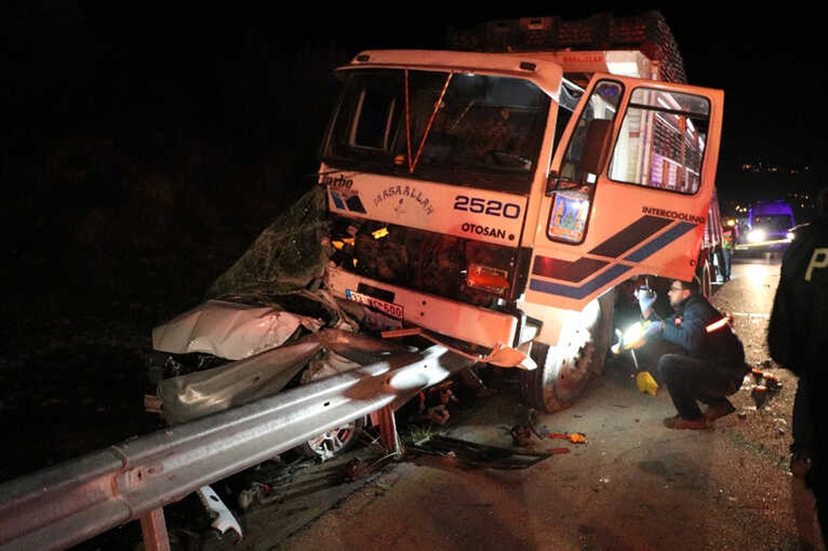 Yardım İçin Duran Polis Aracına Kamyon Çarptı: 6 Yaralı