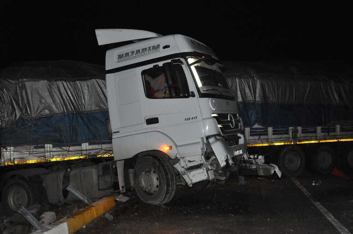 Yoldaki Buzlanma Nedeniyle Kayan Tır Yolu Kapattı