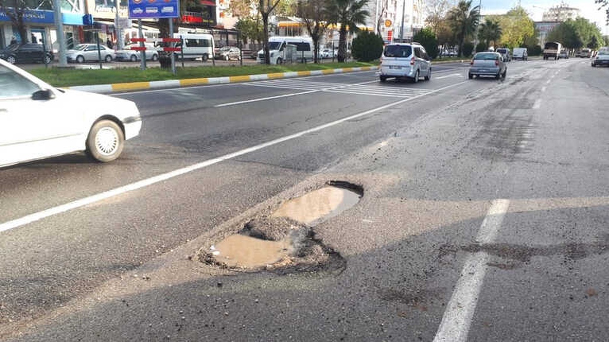 Yoldaki Çukur Kazaya Davetiye Çıkarıyor