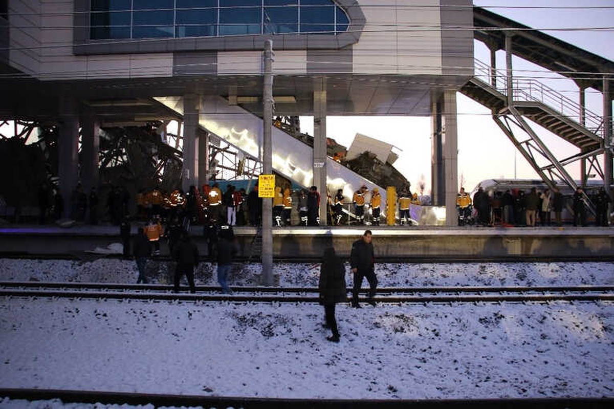 Yüksek Hızlı Tren Üst Geçide Çarptı: 2 Vagonu Devrildi