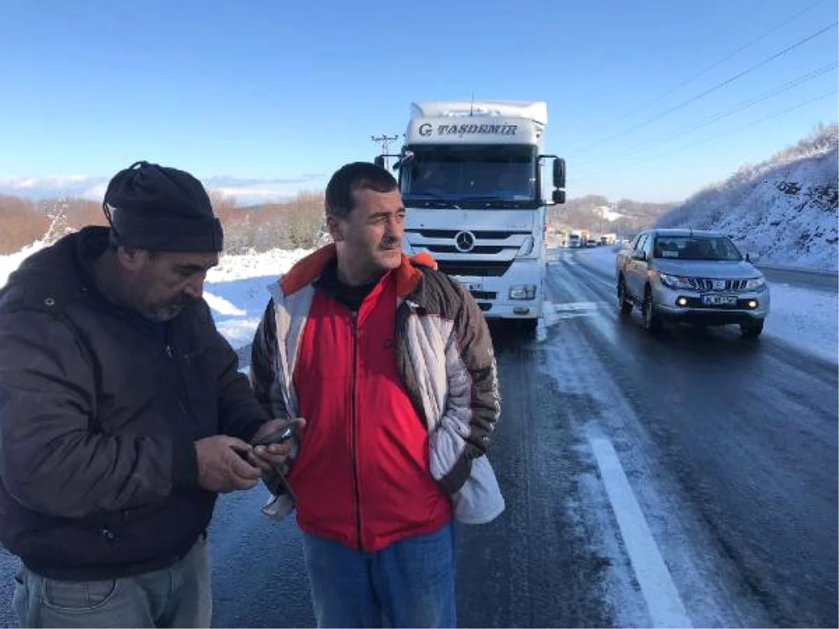 Zonguldak\'ta Kar 32 Köy Yolunu Ulaşıma Kapattı