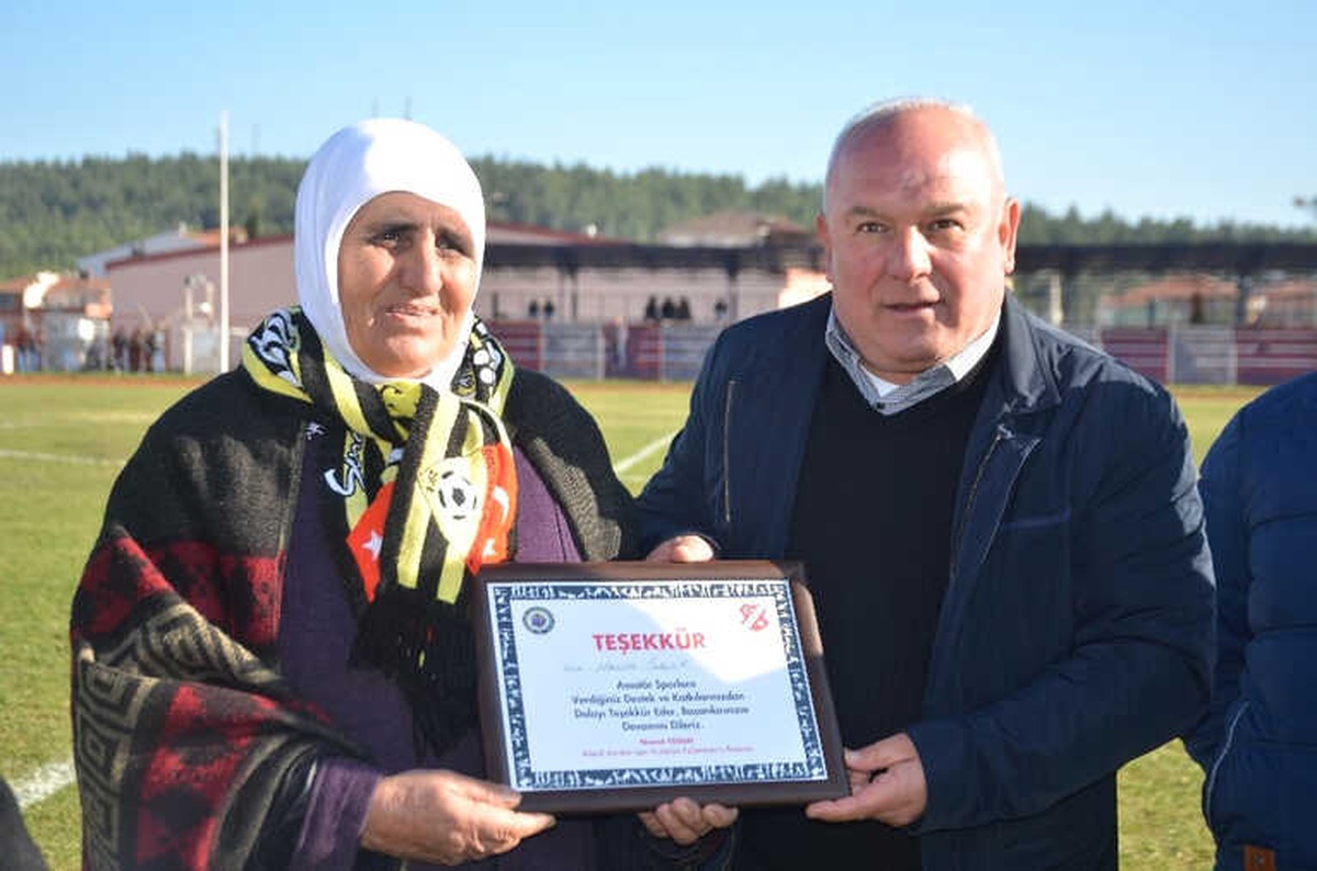 71 Yaşındaki Fanatik Teyze Takımın Hiçbir Maçını Kaçırmıyor