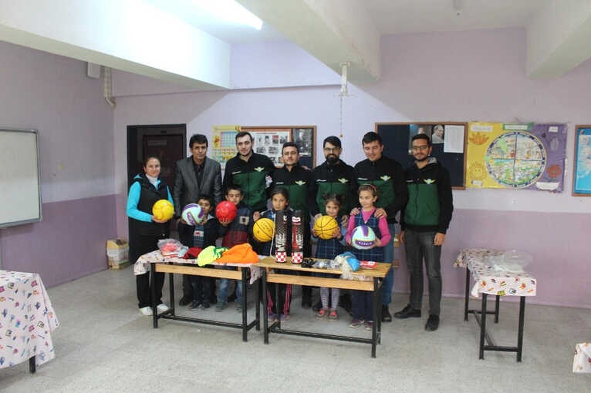 Akhisarsporlu Taraftarlardan Öğrencilere Spor Malzemesi