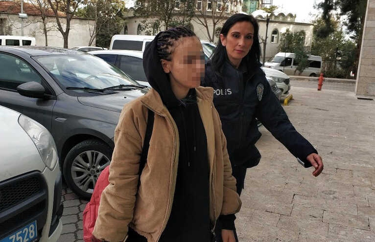 Alışveriş Merkezindeki 2 Hırsızlık Zanlısı Kadın Yakalandı