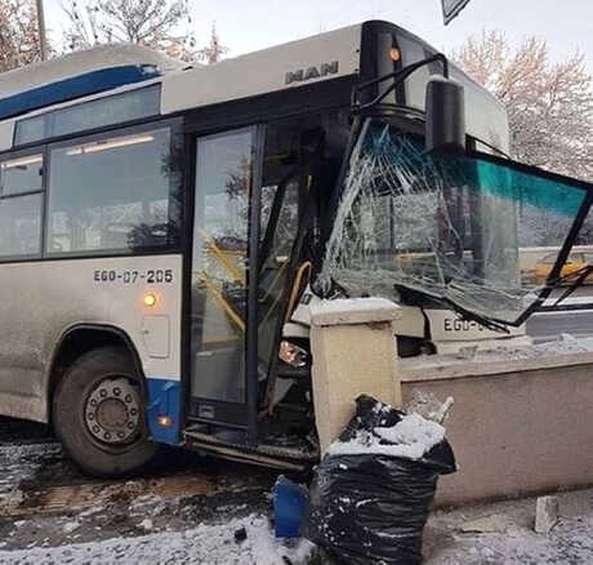 Ankara\'da Etkili Olan Kar Yağışında Birçok Araç Yolda Kaldı