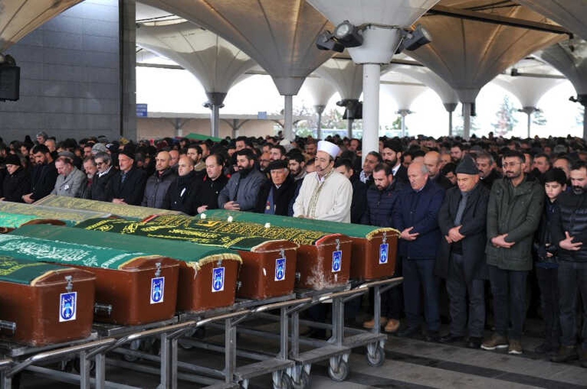 Ankara\'daki Tren Kazasında Ölen 2 Kişi Defnedildi