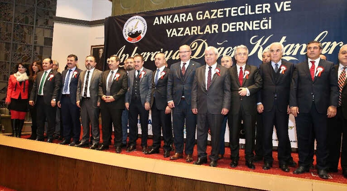 Ankara Gazeteciler ve Yazarlar Derneğinden Başkan Ercan\'a Ödül