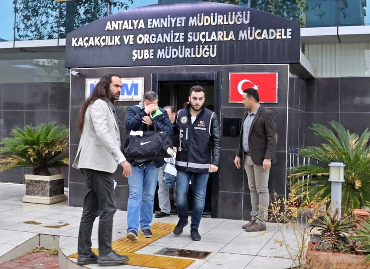 Antalya\'da 1,5 Milyon TL\'lik Arsa Dolandırıcılığı İddiası: 7 Gözaltı