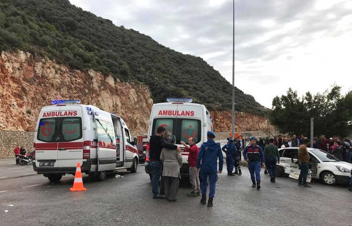 Antalya\'da Trafik Kazası: 6 Yaralı