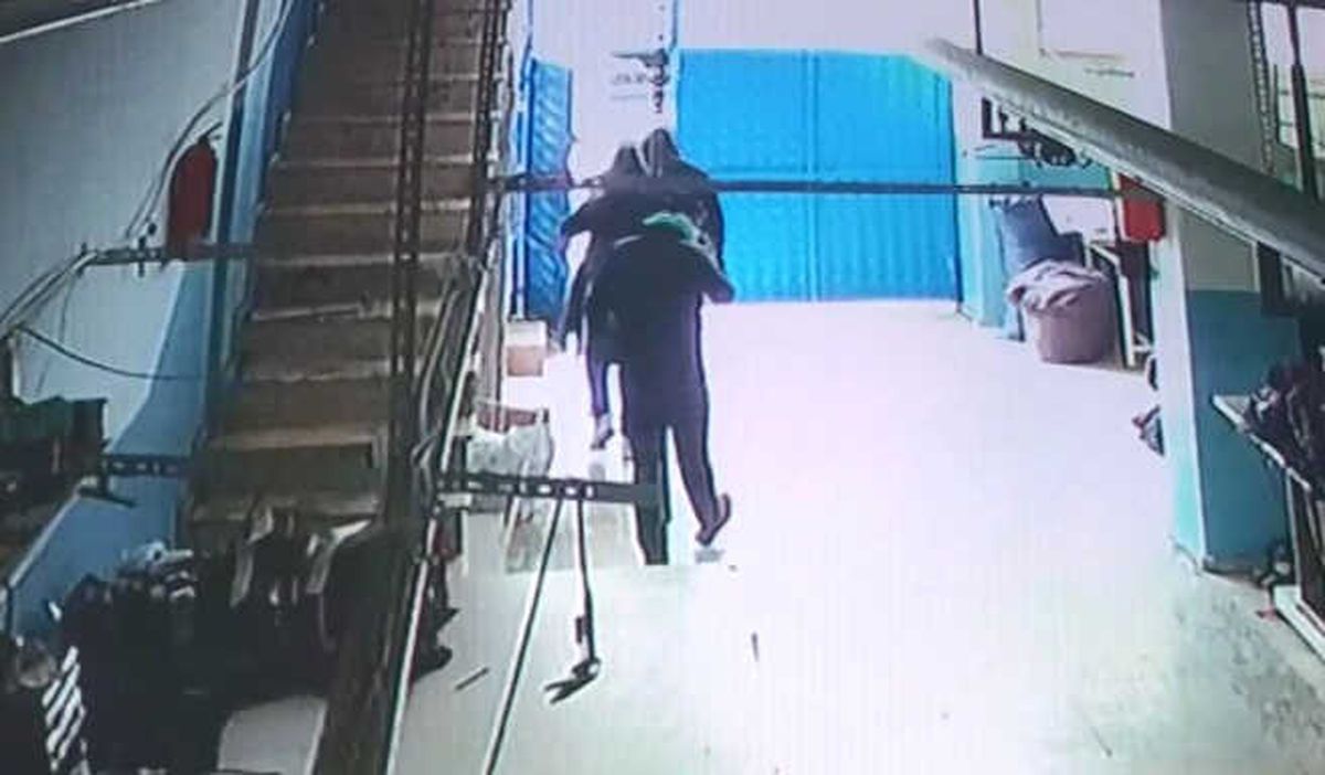 Arnavutköy\'de Ceket Hırsızları Kamerada