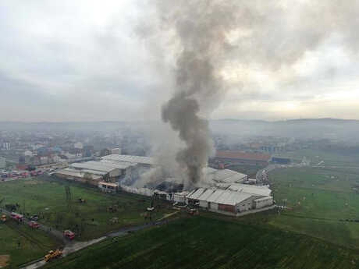 Arnavutköy\'de Fabrika Yangını Kontrol Altına Alındı