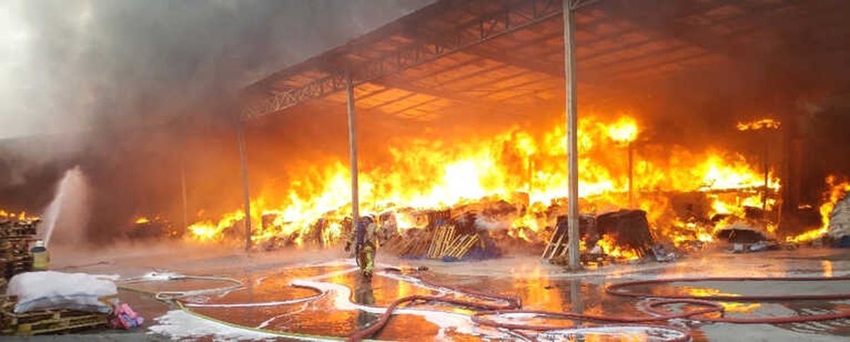Arnavutköy\'de Sünger Fabrikasında Yangın