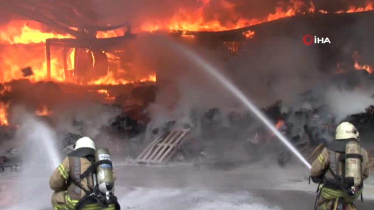 Arnavutköy\'de Sünger Fabrikasında Yangın