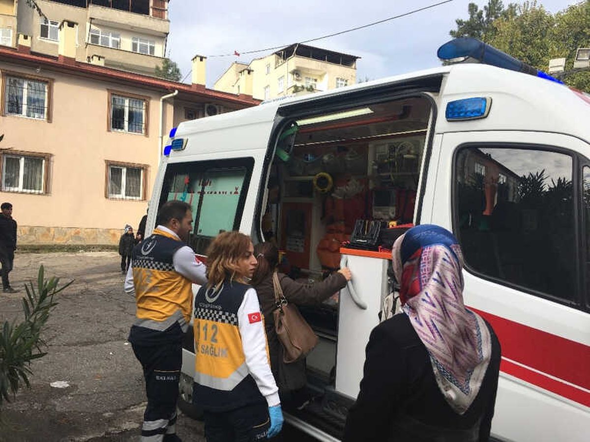 Bu Sefer Bir Kadın, Kadın Doktoru ve Ebeyi Darp Etti