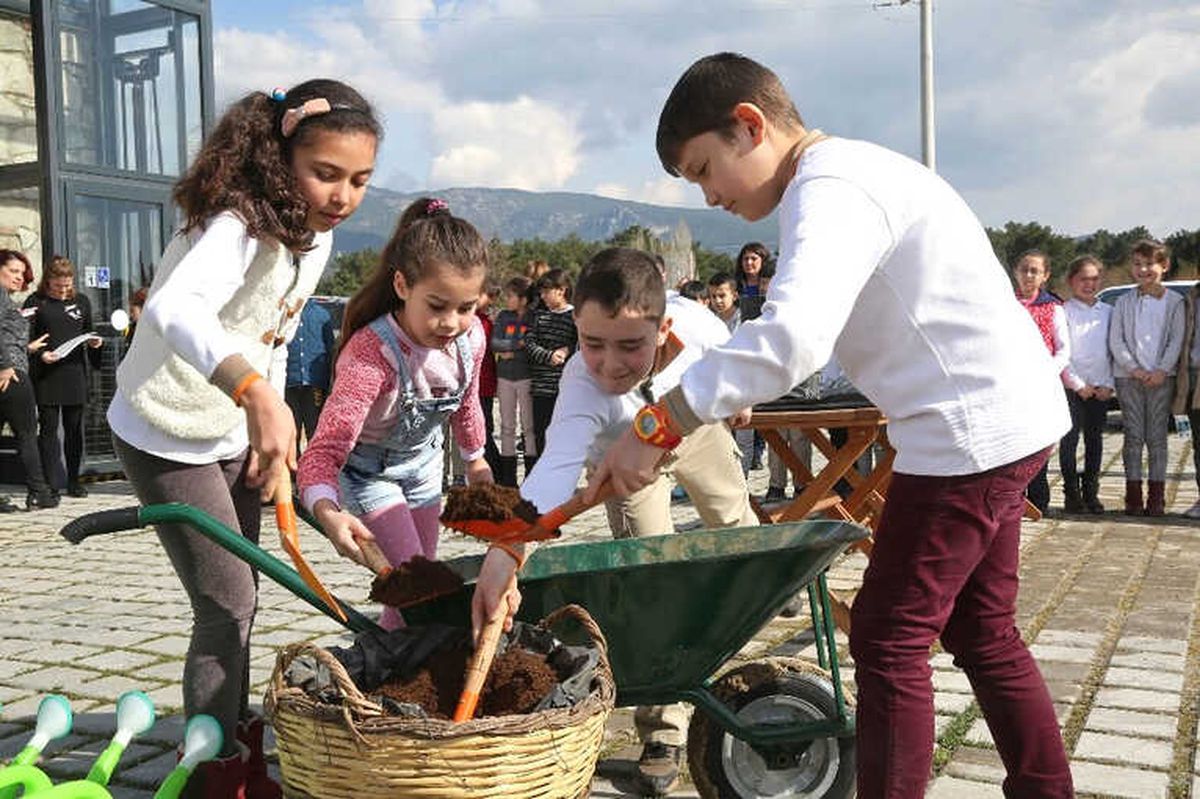 Buca\'da 10 Bin Çocuk Doğayla Kucaklaşıyor