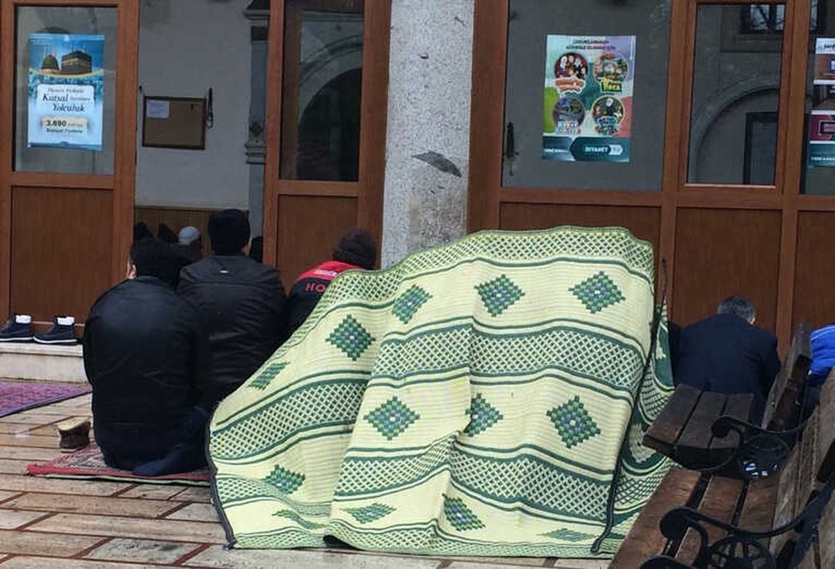 Cemaat, Hasırı Bu Kez Başına Örttü