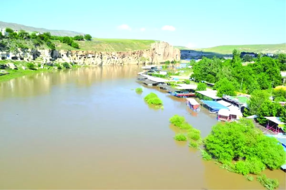 Dicle Nehri\'nde Su 4 Metre Yükseldi, Hevsel Bahçeleri\'ni Su Bastı (2)