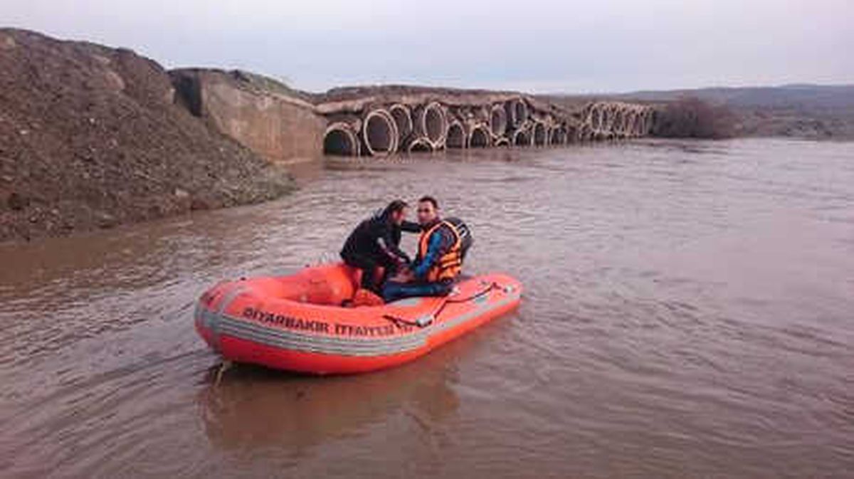 Dicle Nehri\'nde Su 4 Metre Yükseldi, Hevsel Bahçeleri\'ni Su Bastı (3)