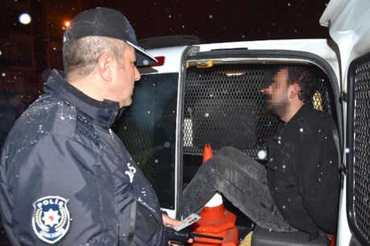 Dur\' İhtarına Uymayıp Kaçan Alkollü Sürücü, Polis Aracına Çarptı