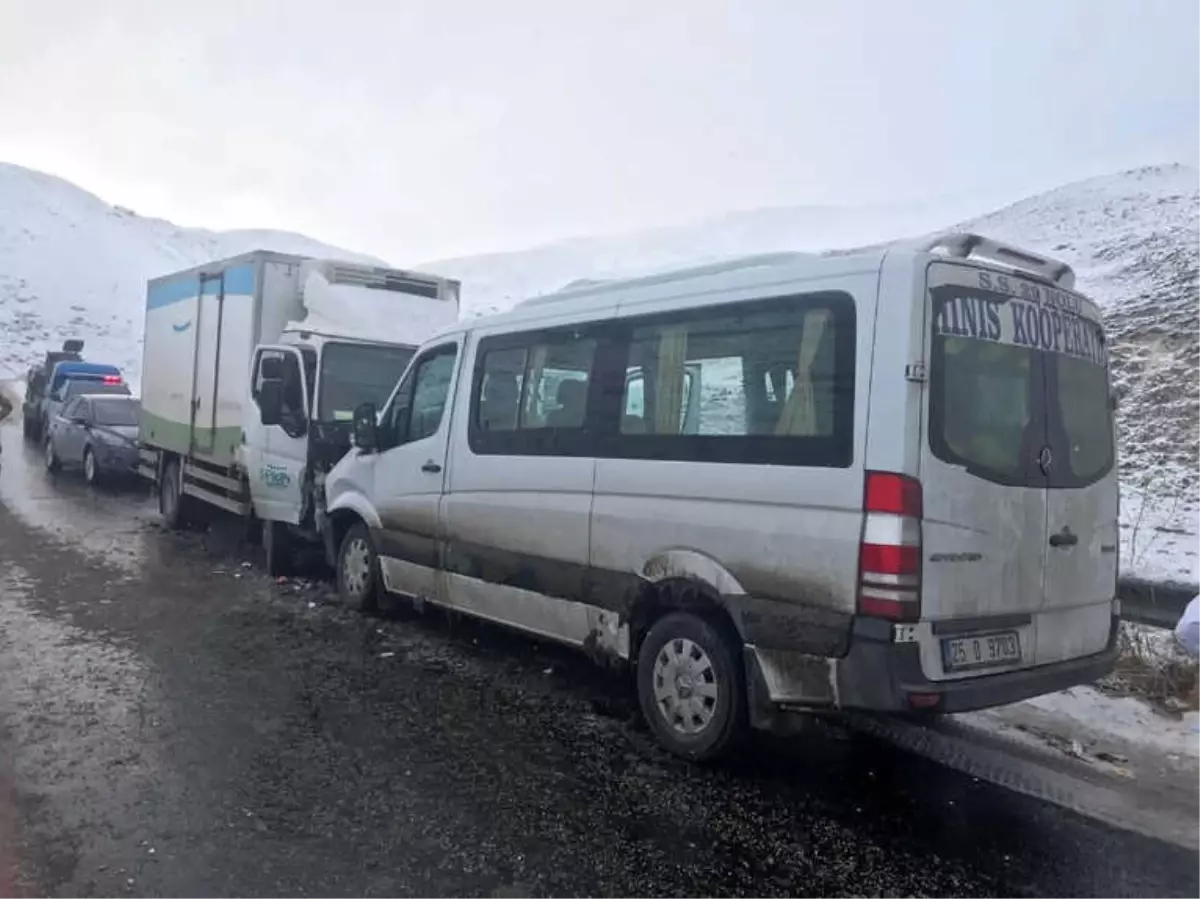 Erzurum\'da Kamyonet ile Minibüs Çarpıştı: 8 Yaralı