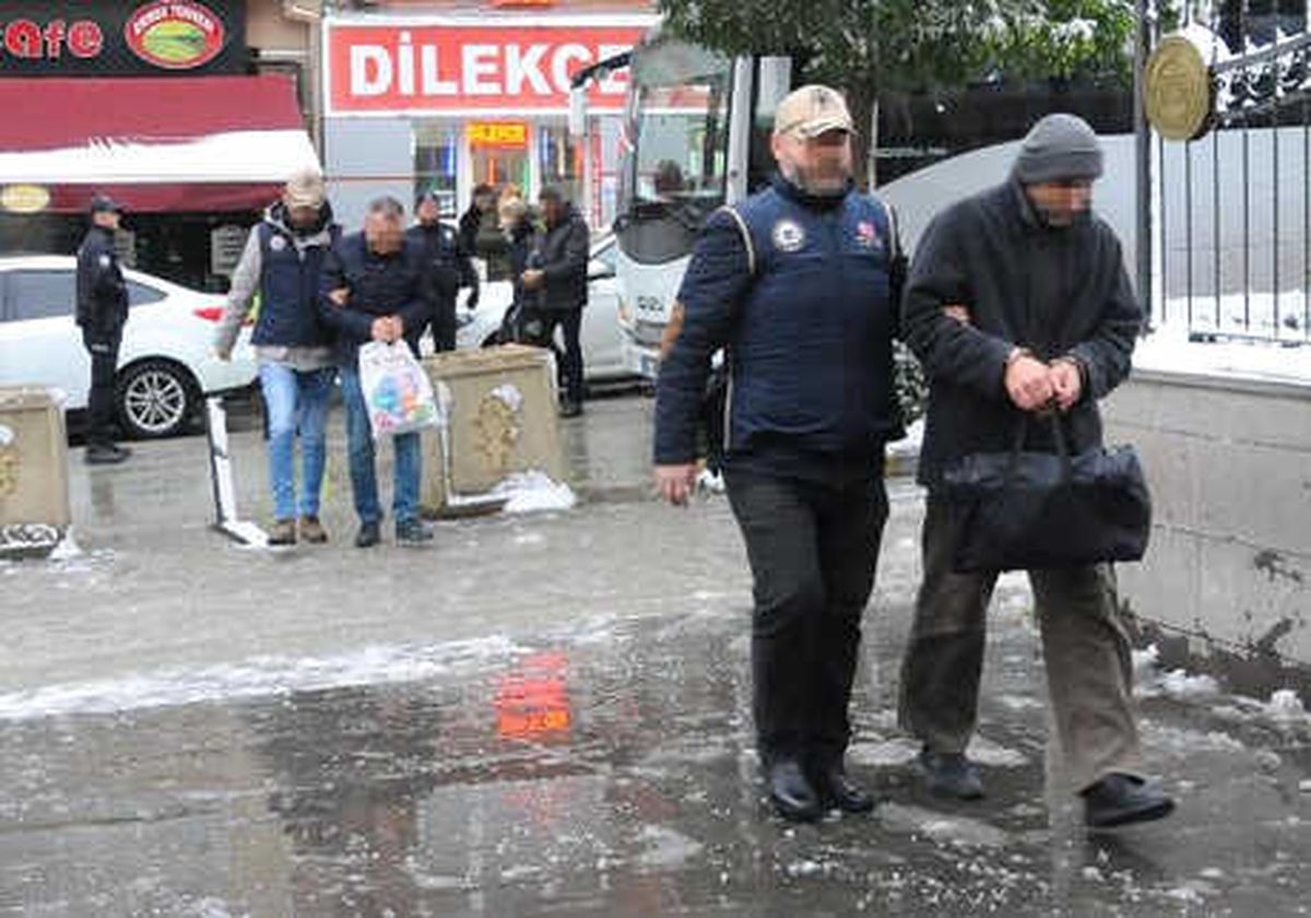 Fetö Şüphelisi Polisler Adliyede