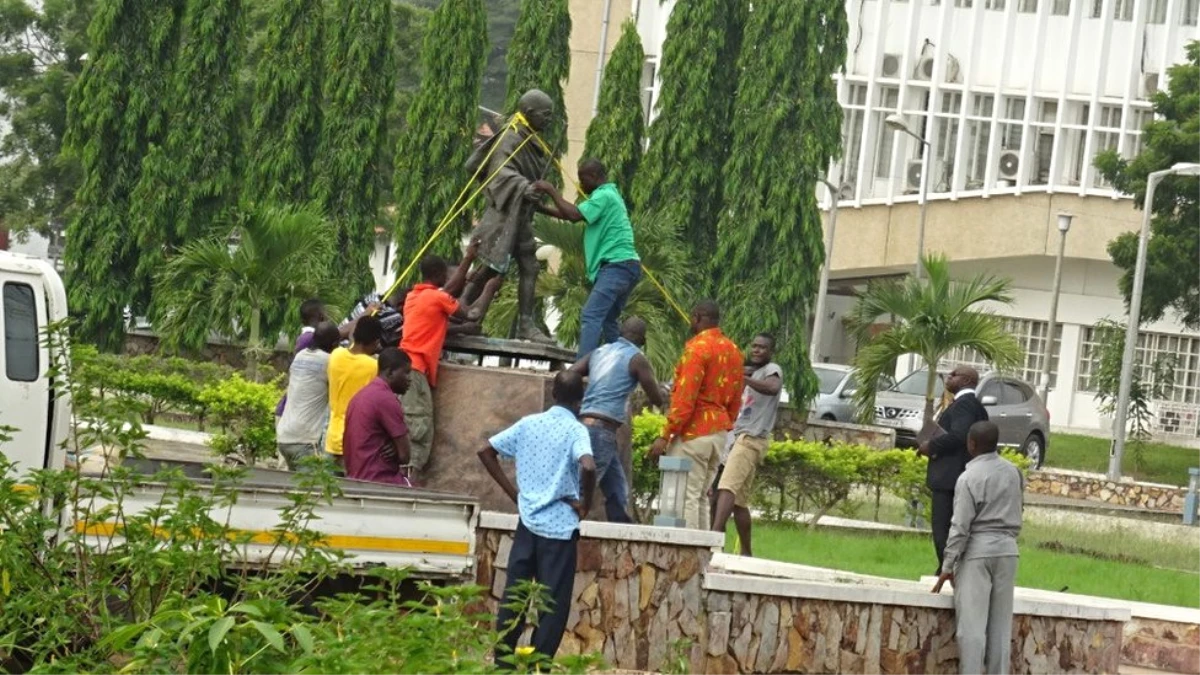 Gana\'da Irkçılıkla Suçlanan Gandhi\'nin Heykeli Kaldırıldı