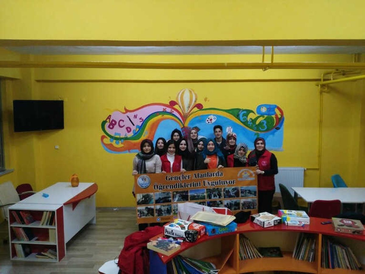 Gençler Okul Kütüphanesini Boyadı