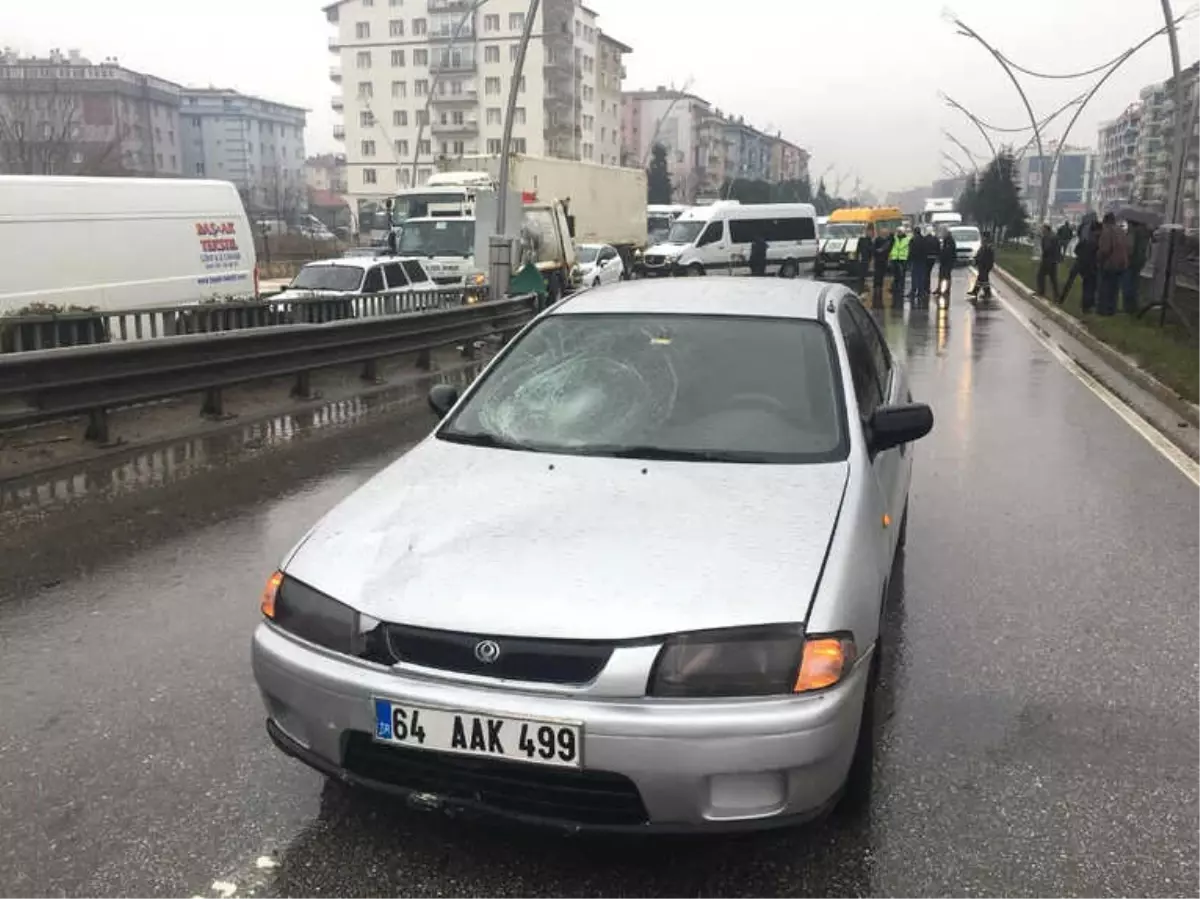 Hastanedeki Kızını Ziyaretten Dönerken Otomobil Çarptı