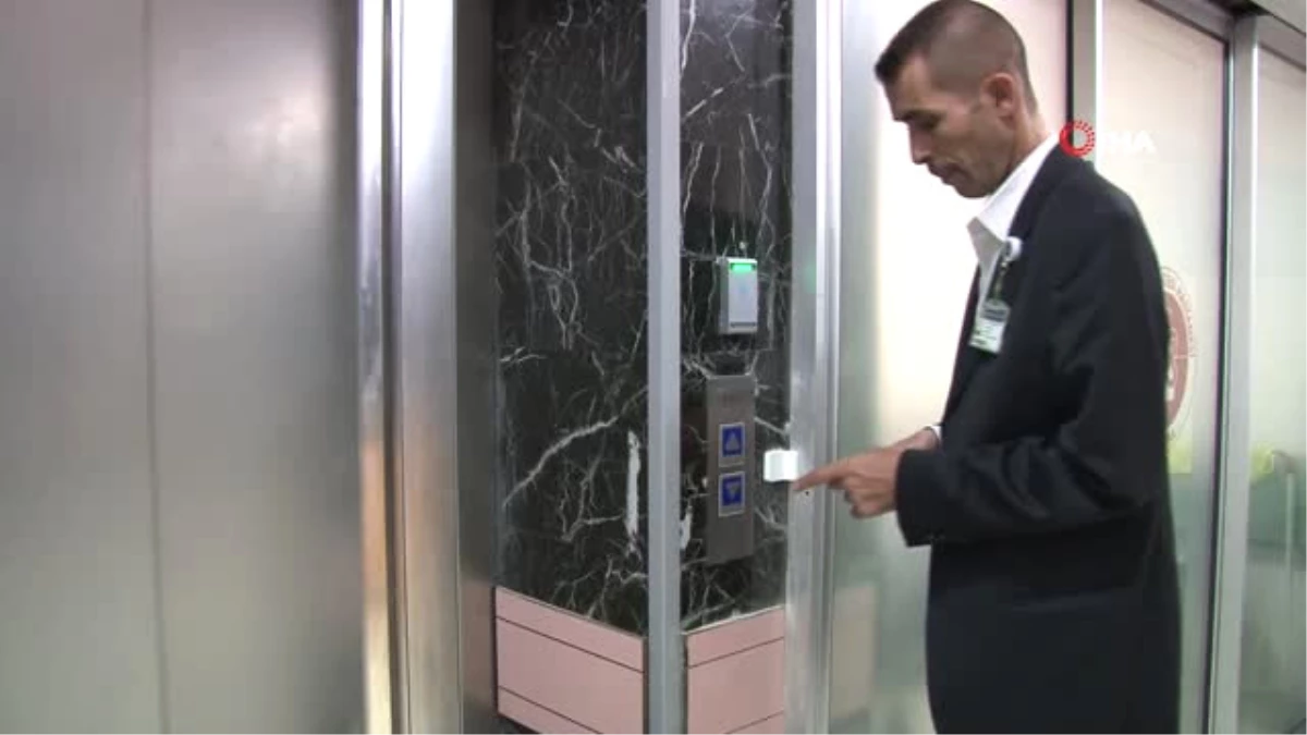 Hayatı Asansörde Geçiyor, Günlük 600 Kez İnip Çıkıyor
