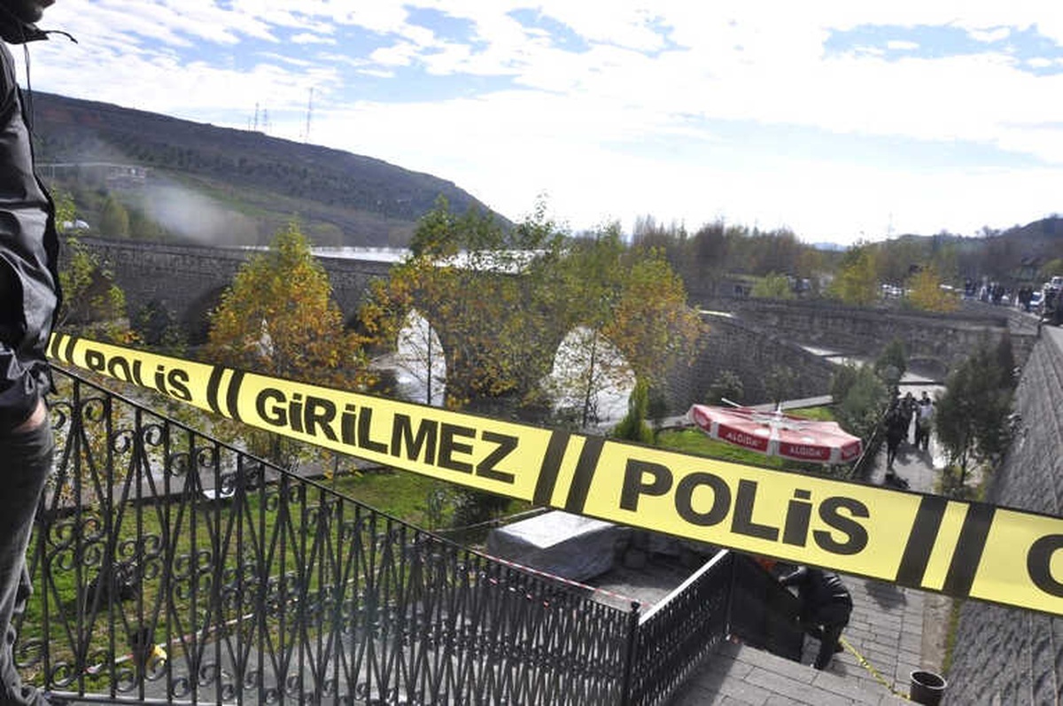 İnsanlar Akın Edince On Gözlü Köprü Kapatıldı