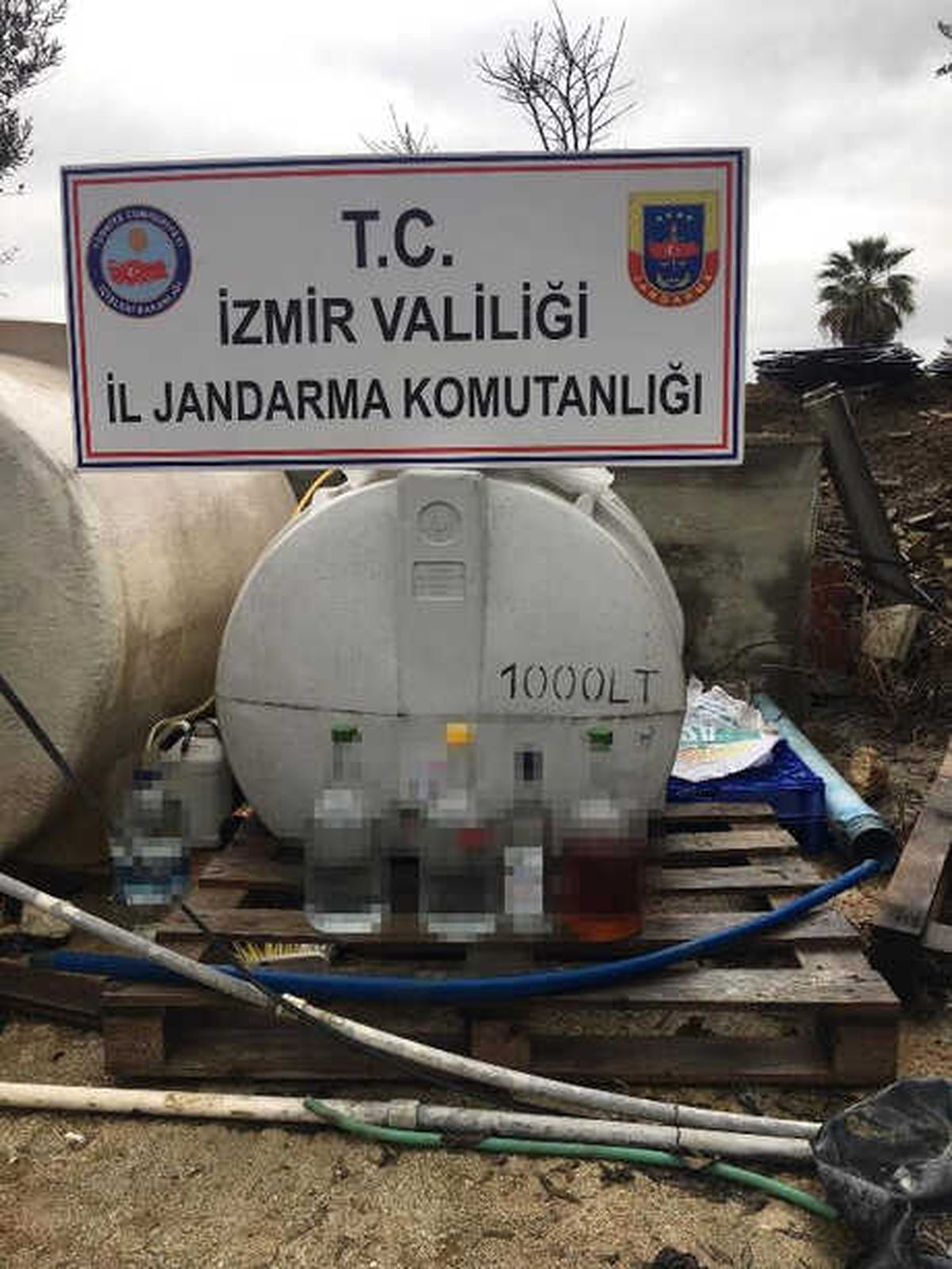 İzmir\'de Bağ Evine Sahte İçki Operasyonu