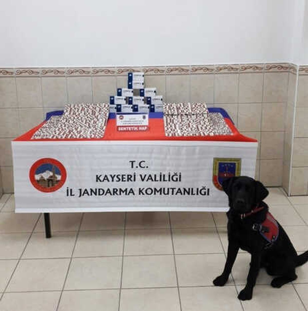 Kamyonette 2 Bin 800 Adet Sentetik Hap Ele Geçirildi