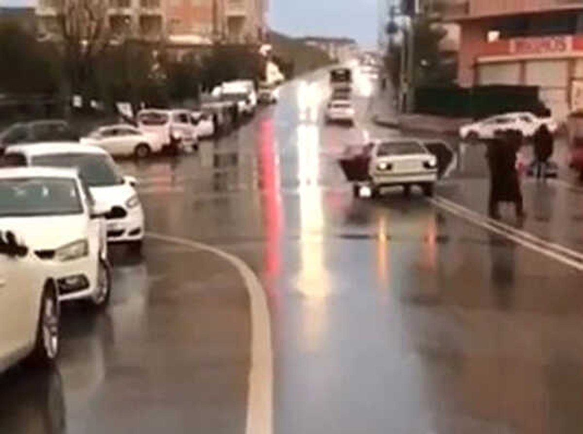 Kapıları Açık Vaziyette Seyreden Araç Tehlike Saçtı