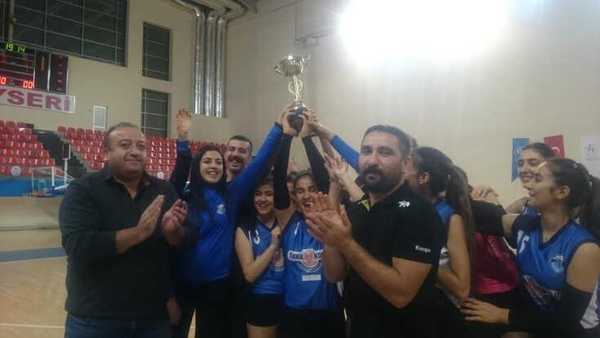 Kayseri Osb Teknik Koleji Atletikspor Şampiyon Oldu