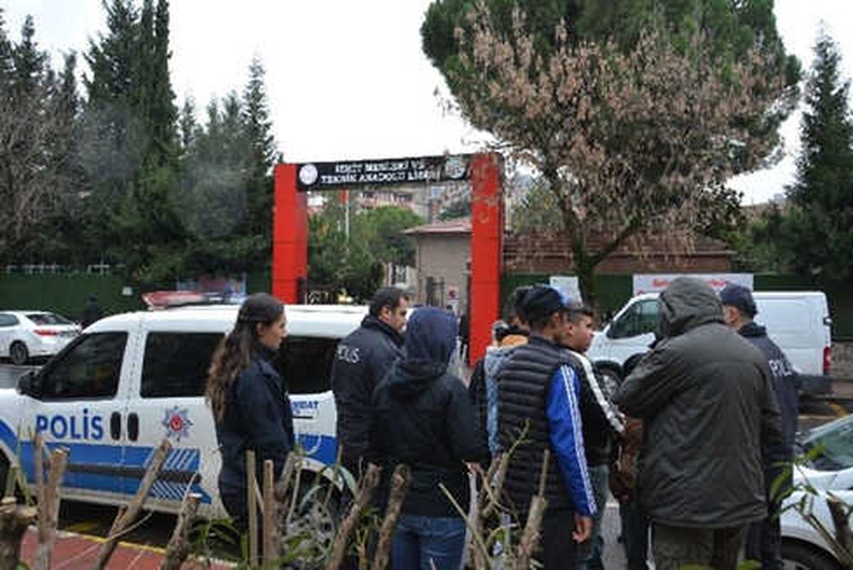 Kocaeli\'de Çeşitli Suçlardan Aranan 2 Kişi Uygulamada Yakalandı