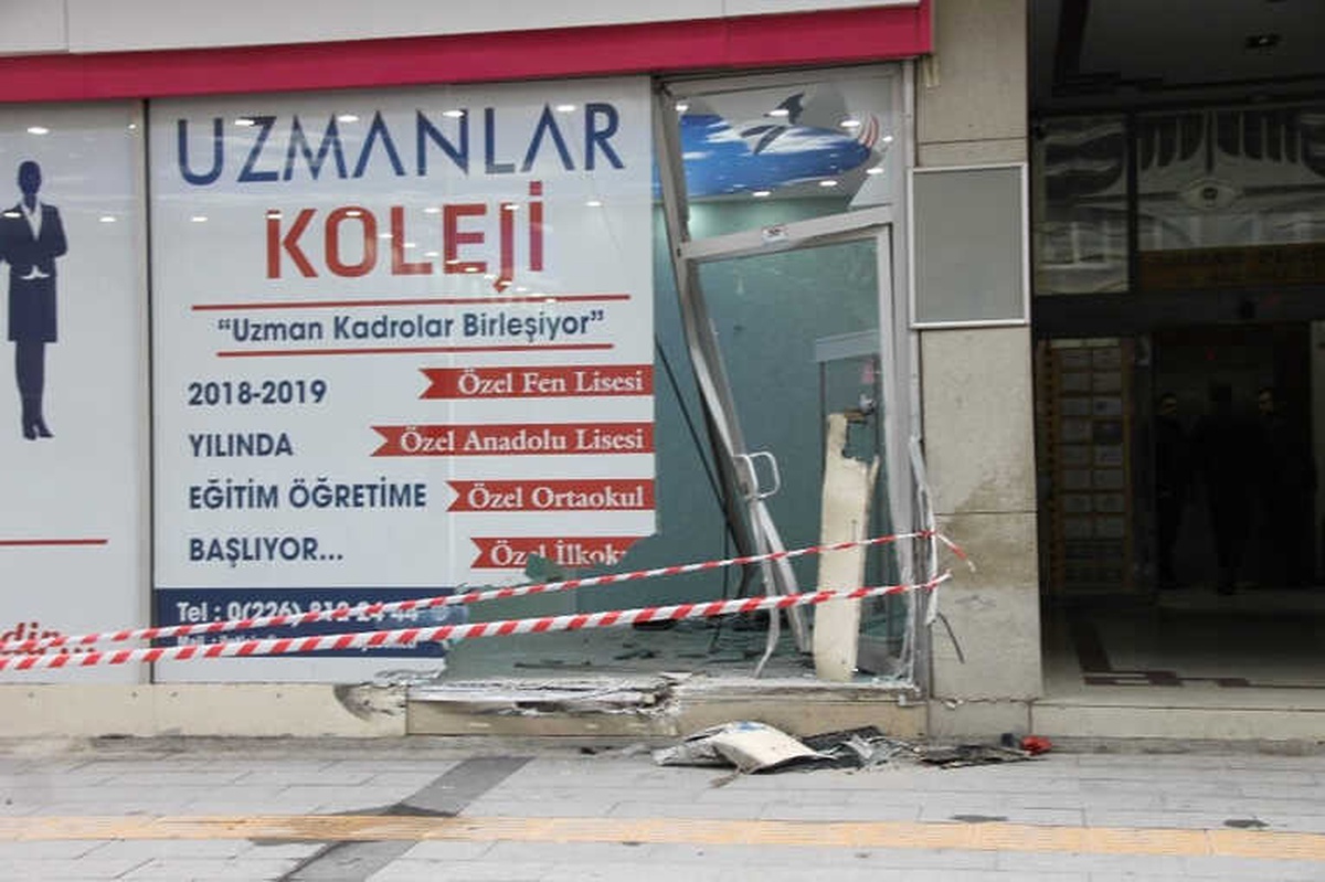 Kontrolden Çıkan Araç Dükkana Girdi