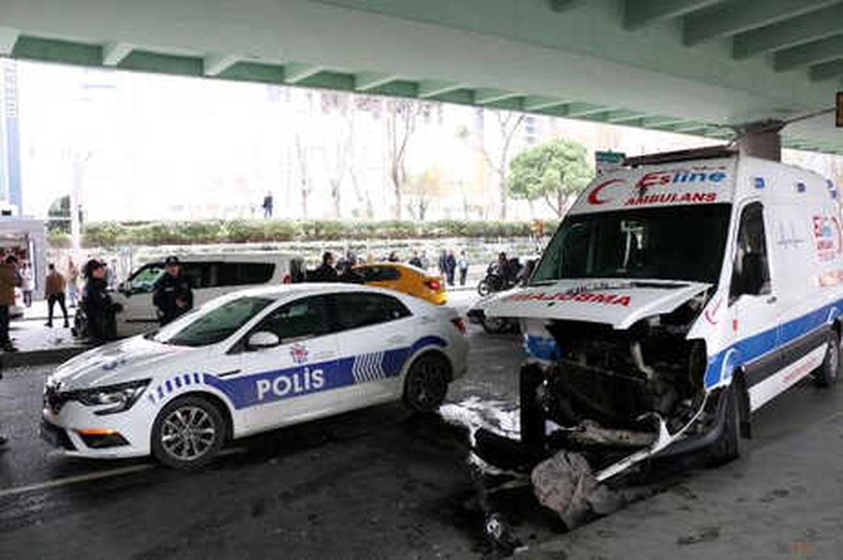 Mecidiyeköy\'de Ambulansla Ticari Araç Çarpıştı: 1 Yaralı