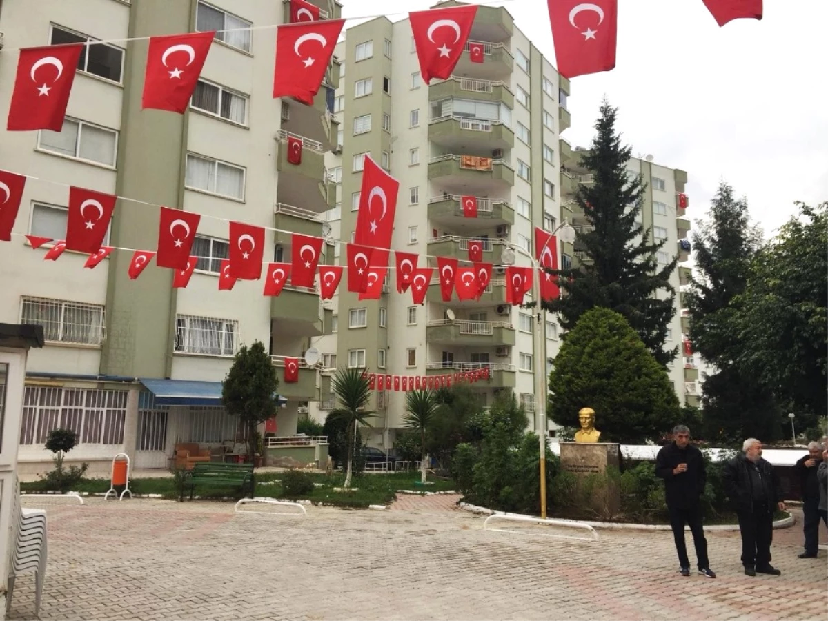 Mersin\'deki Şehidin Evi Bayraklarla Donatıldı