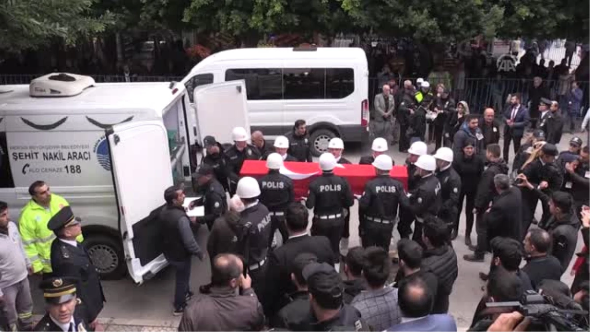 Meslektaşlarına Yardım Ederken Şehit Olan Polis İçin Tören